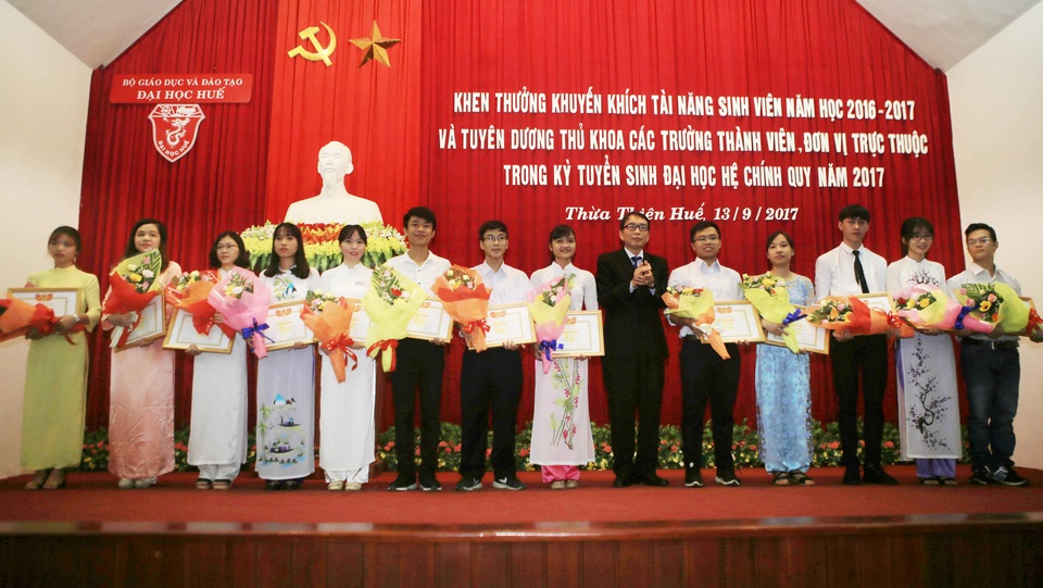 Đại học Huế khen thưởng các thủ khoa 2017 - 1 PGS.TS. Nguyễn Quang Linh, Giám đốc Đại học Huế trao Giấy khen và quà thưởng cho 13 sinh viên tài năng đạt giải Ba trở lên trong các cuộc thi cấp quốc gia, quốc tế năm học 2016-2017
