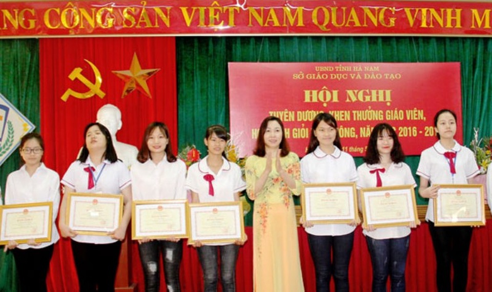 Các học sinh xuất sắc được nhận Bằng khen của Bộ trưởng Bộ GD&ĐT (ảnh: Báo Hà Nam)