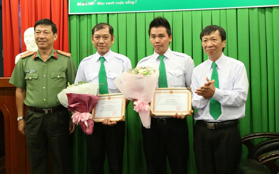 Công an TPHCM trao giấy khen và biểu dương 2 tài xế taxi đã dũng cảm bắt cướp