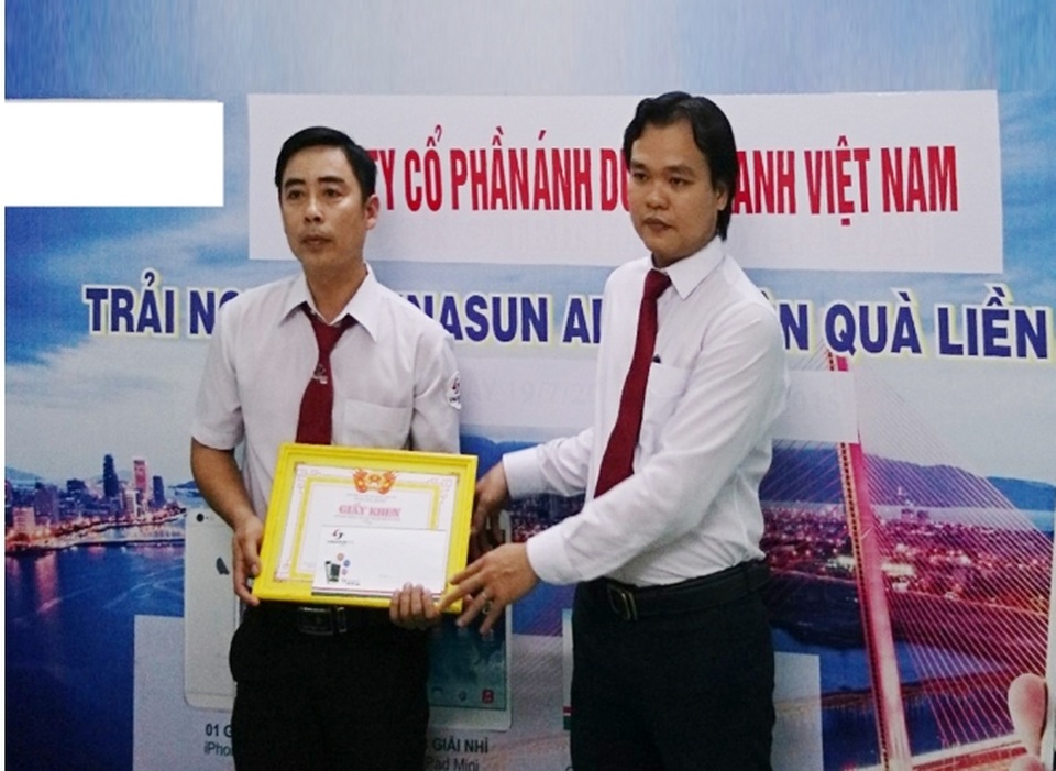 Ba tài xế taxi trả lại tài sản tiền tỷ cho khách - 1 Tài xế Thêm được nhận bằng khen của hãng taxi vì đã trả lại số tiền lớn cho hành khách bỏ quên trên xe