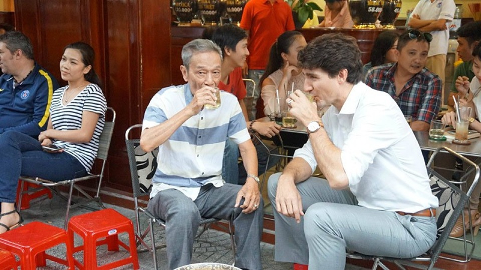Khi các nguyên thủ khám phá ẩm thực vỉa hè Việt Nam - 3 Thủ tướng Canada thưởng thức cà phê sữa vỉa hè. Ảnh: Như Sỹ