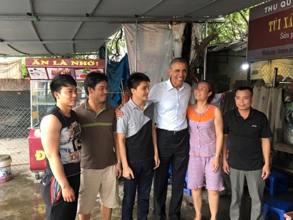 Khi các nguyên thủ khám phá ẩm thực vỉa hè Việt Nam - 12 Trên đường ra sân bay Nội Bài để vào TP.HCM, ông Obama còn ghé vào một quán trà đá bên đường, nói chuyện với người dân và mua một ít cốm Làng Vòng