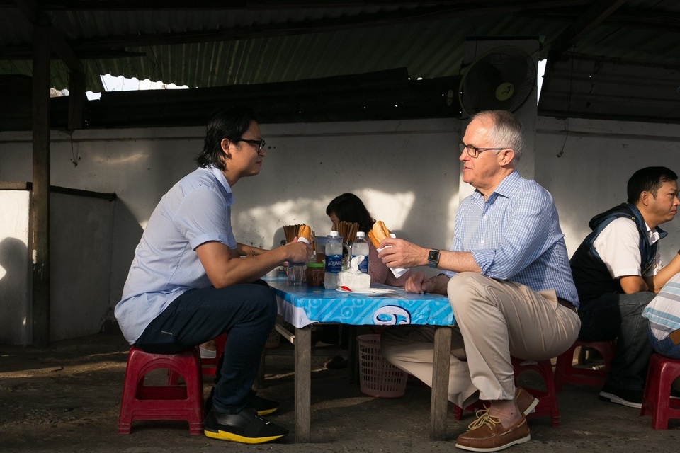 Khi các nguyên thủ khám phá ẩm thực vỉa hè Việt Nam - 7 Thủ tướng Turnbull thưởng thức bánh mỳ ngay trên vỉa hè