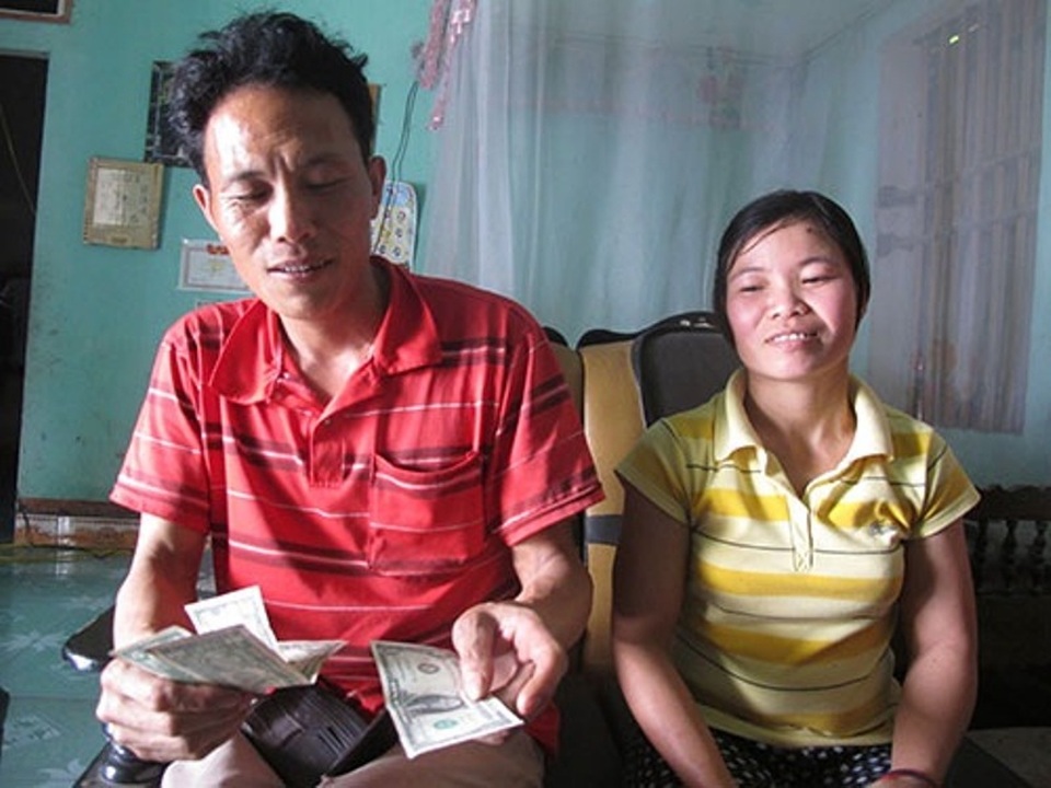Giàu lên bất ngờ vì những kho báu “rơi trúng đầu” - 3 Vợ chồng chị Ngà đổi đời nhờ 11 cây vàng từ bãi rác.
