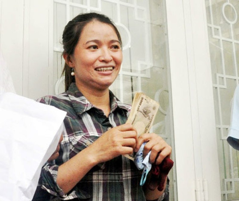 Giàu lên bất ngờ vì những kho báu “rơi trúng đầu” - 5 Người phụ nữ may mắn nhận được 5 triệu Yên Nhật.