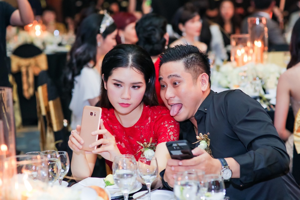 Vợ chồng Minh Tiệp đẹp đôi dự sự kiện - 4
Minh Tiệp nói thêm, anh tự hào vì vợ 9X đã có thể giúp anh quản lý công việc tại công ty và anh yên tâm hơn để theo đuổi các dự án mới