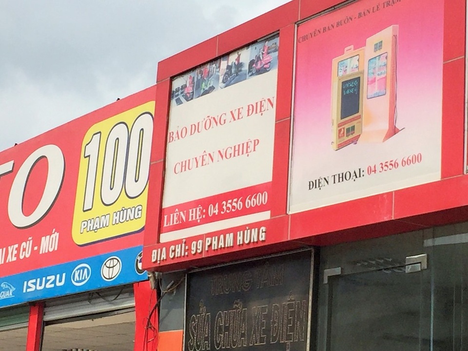 Trong ảnh, số nhà 99 cùng đường và nằm sát số nhà 100, điều này đã vi phạm quy định đánh số, gắn biển nhà… Tháng 1/2014, UBND TP Hà Nội đã ban hành Quyết định số 04/2014 quy định cụ thể về quy chế đánh số, gắn biển số nhà và biển chỉ dẫn công cộng trên địa bàn thành phố Hà Nội. Tuy nhiên, thực tế cho thấy, tình trạng này vẫn chưa được giải quyết triệt để.