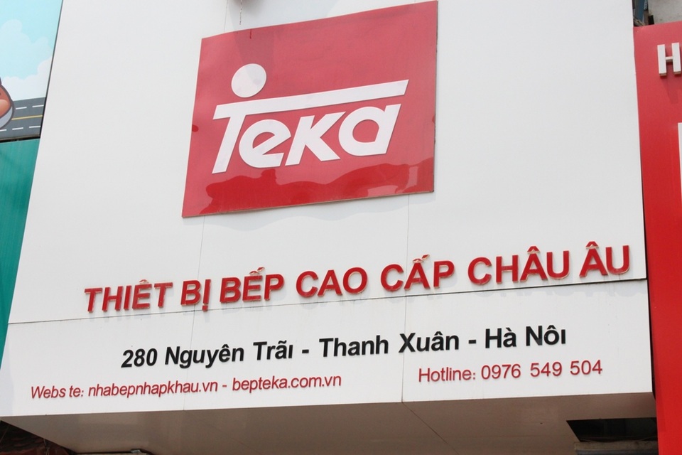 Nhưng trên đoạn đường còn lại, con số 280 lại thuộc về một nhà bán thiết bị bếp. Tại quận Thanh Xuân, tình trạng này cũng diễn ra với đường Nguyễn Quý Đức. Làn đường trên tuyến Nguyễn Trãi khá phức tạp, lại thêm mật độ các phương tiện dày đặc, nên việc quay xe cũng gặp không ít khó khăn.