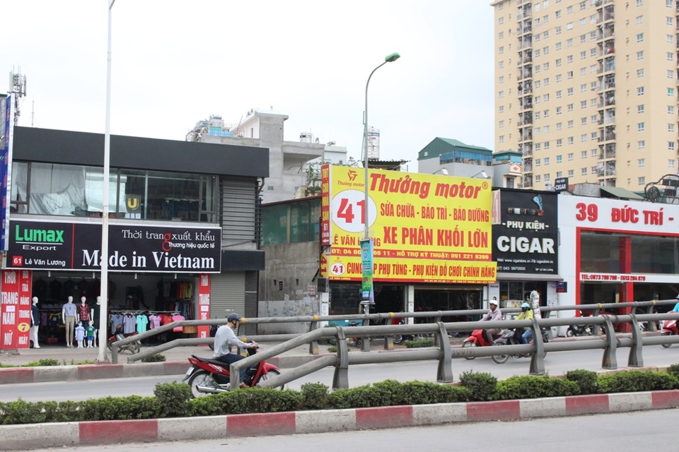 Chỉ có một con ngõ nhỏ nằm giữa, nhưng hai nhà có thể cách nhau đến… chục số nhà. Một người phụ nữ bán hàng nước ở đầu ngõ trên đường Lê Văn Lương cho biết: “Ngồi ở đây ngày nào cũng có người dừng lại hỏi đường. Ít thì 5, 6 lượt, hôm nhiều thì phải đến 10 lượt. Nhìn họ loanh quanh cũng thấy tội. Nhưng khổ nỗi, sống ở đây nhưng chính mình cũng chẳng biết đâu mà lần”.