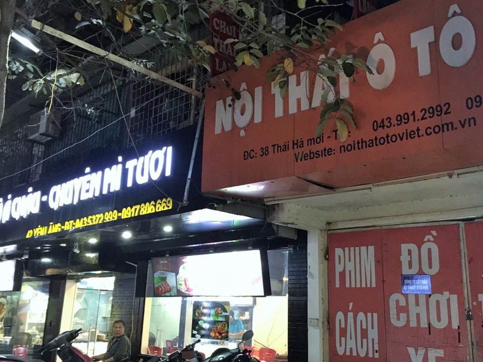 Cũng khó hiểu không kém, đó là đoạn đường nằm cạnh ngã tư Thái Hà- Hoàng Cầu. Chỉ dài chưa đầy 1km nhưng con đường này có đến ba cái tên: Hoàng Cầu Mới, Thái Hà Mới và Yên Lãng. Tuyến phố này đã được đặt tên từ tháng 12/2013. Thế nhưng từ lúc đó đến nay, tình trạng lộn xộn biển số nhà, địa chỉ tên phố vẫn chưa được khắc phục.