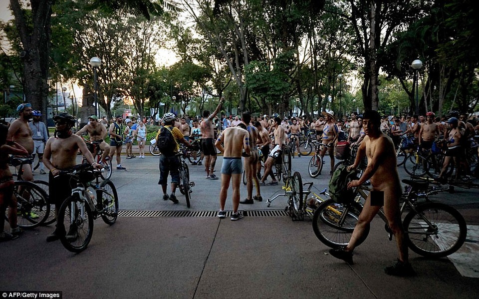 Hàng trăm người hào hứng khỏa thân đạp xe khắp thành phố - 1 Hàng trăm người đồng loạt xuống phố để hưởng ứng sự kiện