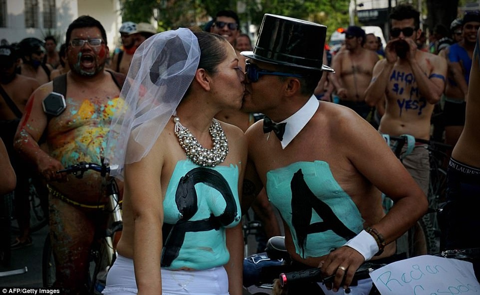 Hàng trăm người hào hứng khỏa thân đạp xe khắp thành phố - 4 Trong khi một số người chọn sơn vẽ lên người để che bớt phần nhạy cảm