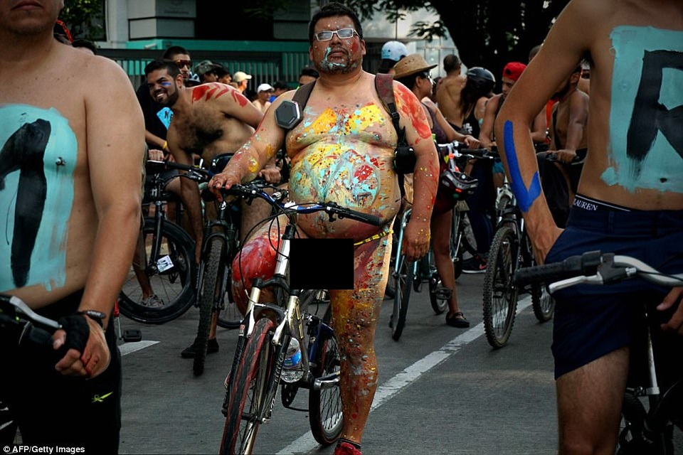 Hàng trăm người hào hứng khỏa thân đạp xe khắp thành phố - 3 Một người đàn ông phủ đầy sơn trên người