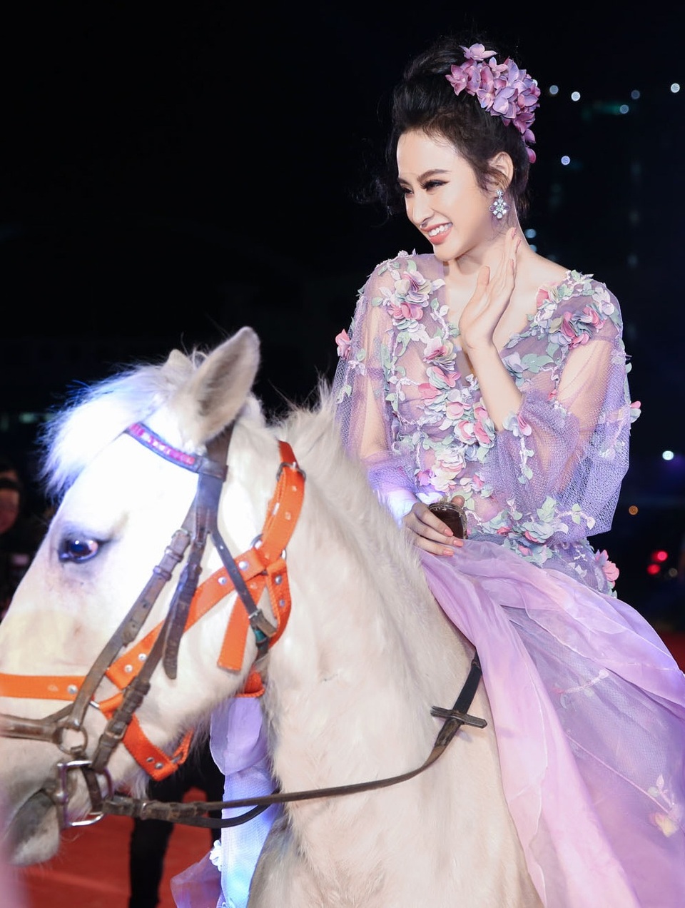 Angela Phương Trinh gây sốc khi cưỡi ngựa đến thảm đỏ - 3 Angela Phương Trinh gây sốc khi cưỡi ngựa đến thảm đỏ - 3