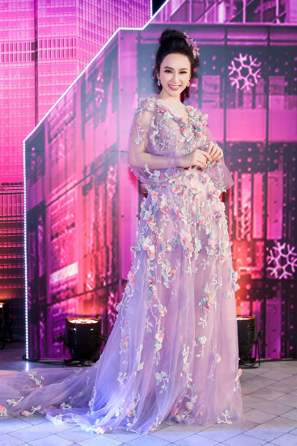 Angela Phương Trinh gây sốc khi cưỡi ngựa đến thảm đỏ - 8 Người đẹp lộng lẫy và nổi bật trên thảm đỏ