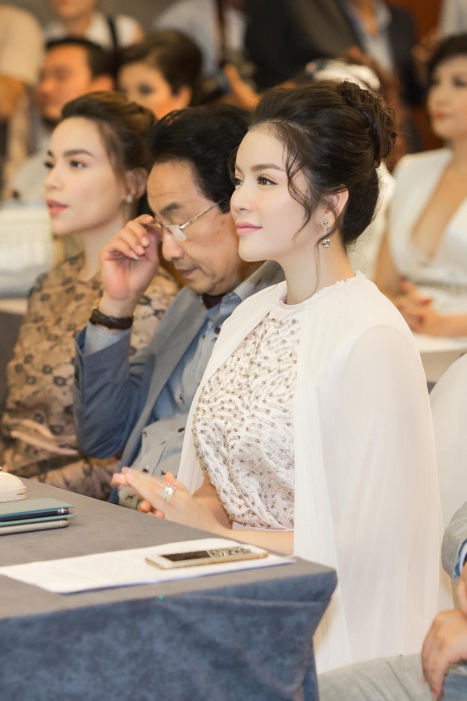 Đức Vĩnh, Lý Nhã Kỳ nổi bật trong sự kiện - 9
Lý Nhã Kỳ mong muốn với những mối quan hệ mình đang có, cô sẽ góp phần vào sự phát triển của điện ảnh Việt Nam trong những năm tới để công chúng yêu điện ảnh được thưởng thức nhiều hơn các bộ phim Việt chất lượng mang hồn cốt của các nhà sản xuất Việt