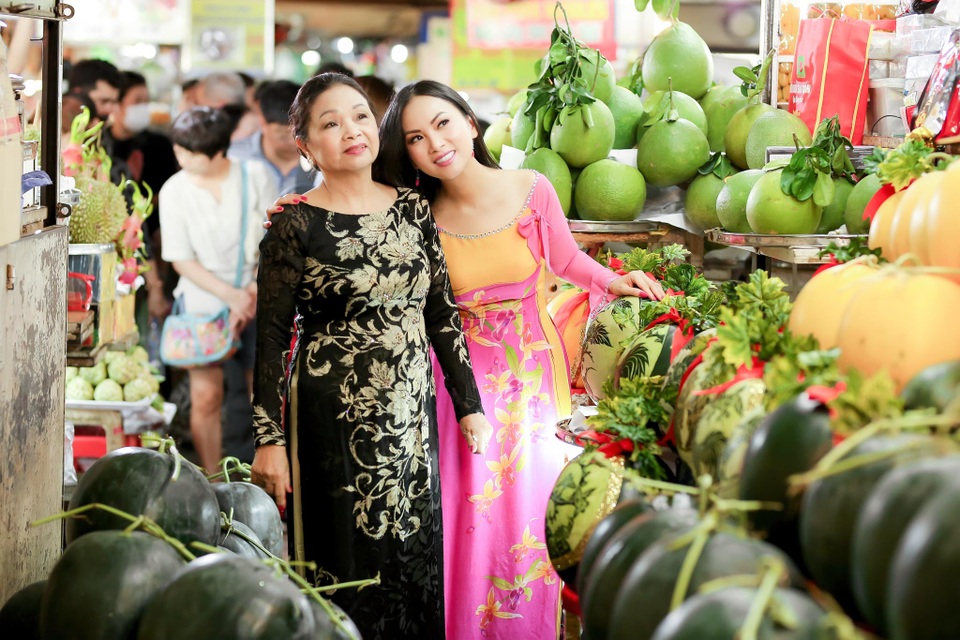 Đối với nữ ca sĩ được yêu thích ở thể loại nhạc trữ tình dân ca, Tết ở Việt Nam bao giờ cũng trọn vẹn hơn ở Mỹ, vì có đông đủ người thân ruột thịt. Cô thường tự tay làm các món ăn đặc trưng của ngày Tết, cùng chồng mừng tuổi cho hai con trong những ngày Tết âm lịch.