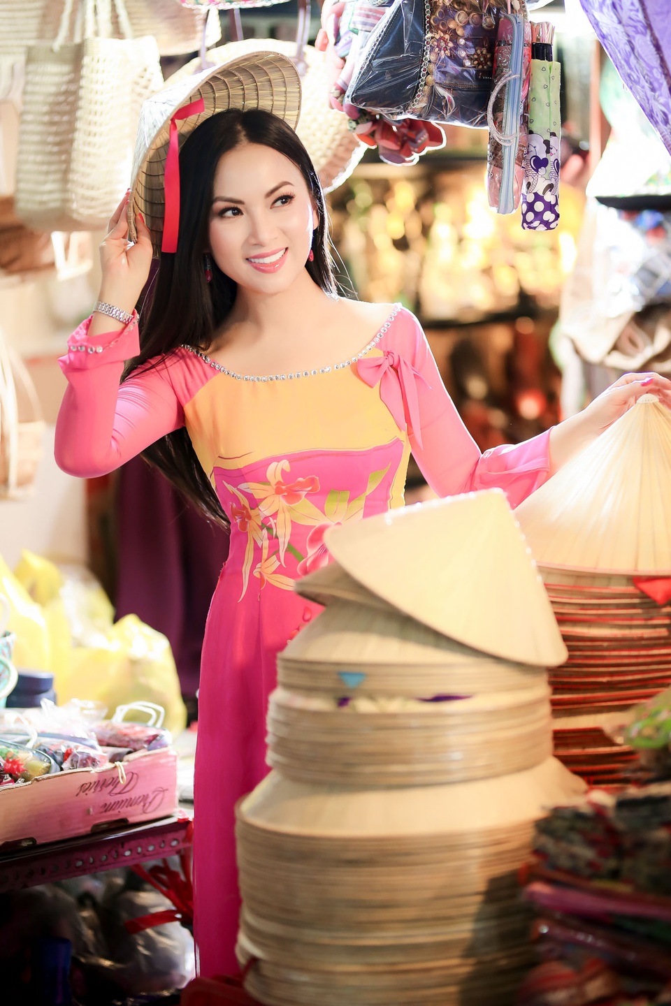 Được biết, đây là lần thứ ba giọng ca “Thuyền hoa” về nước trong hơn 6 tháng qua. Mỗi năm, Hà Phương tranh thủ cùng chồng và các con về thăm quê ngoại một lần.