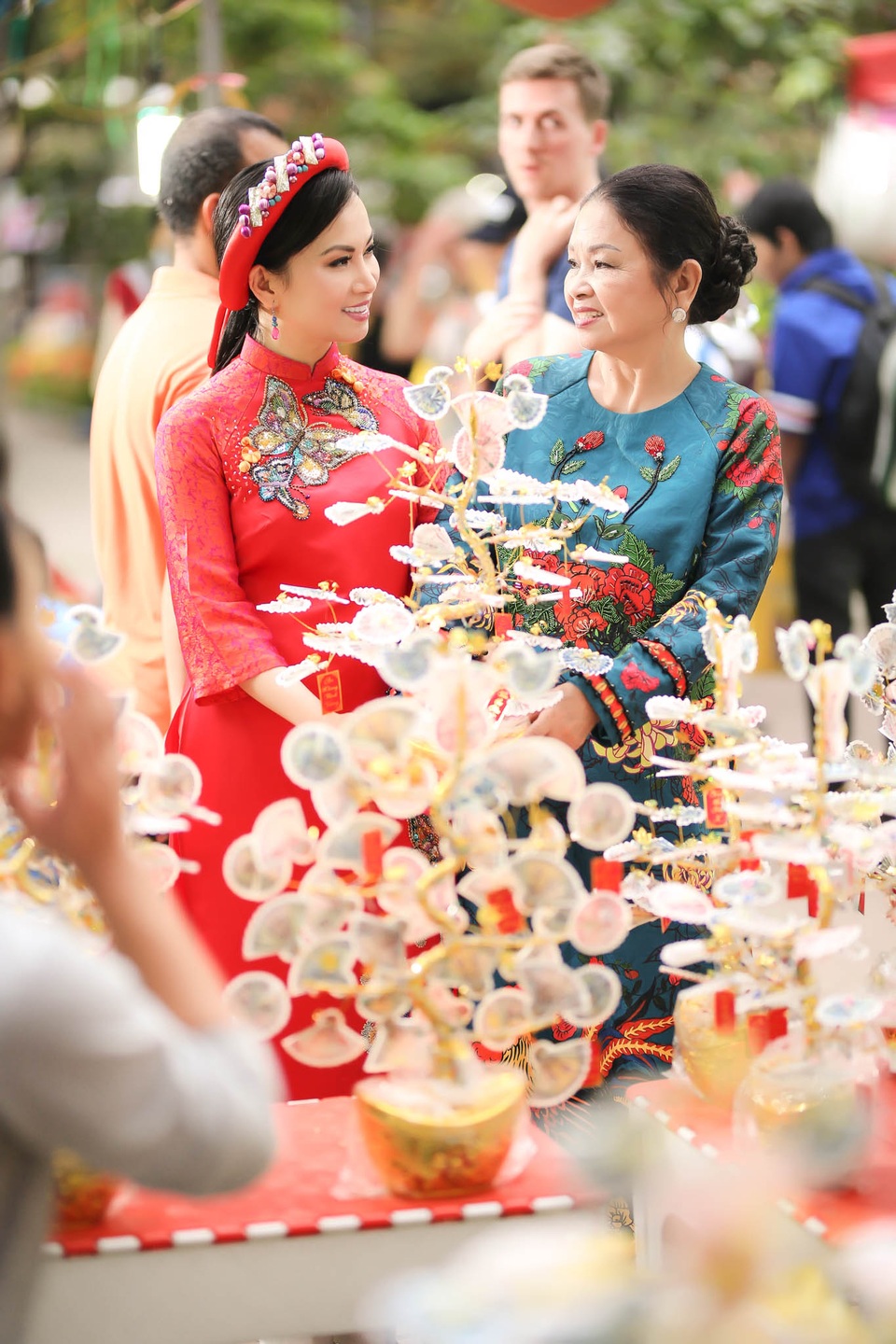 Nữ ca sĩ có hơn 300 ngàn followers trên fanpage đôi lần chạnh lòng và cũng sợ khi nghĩ đến cảnh không còn được cùng bố mẹ đón Tết những năm sau nữa. Chính vì thế, cả cô và ông xã đều muốn dành nhiều thời gian sum họp bên ba mẹ, đặc biệt là vào những dịp lễ truyền thống. Chính ông xã tỷ phú là người động viên cô về nơi chôn nhau cắt rốn để đón Tết cùng ba mẹ.