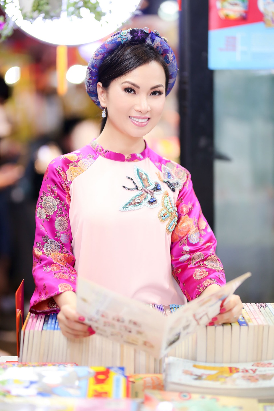 Nhân dịp về quê ăn Tết, Hà Phương cùng mẹ đi đến những địa điểm nổi tiếng của TP HCM như chợ hoa ở công viên 23/9, đường sách Nguyễn Văn Bình, chợ Bến Thành để mua các món ăn đặc trưng, các vật dụng trang hoàng nhà cửa và phong bao lì xì cho các thành viên trong gia đình.