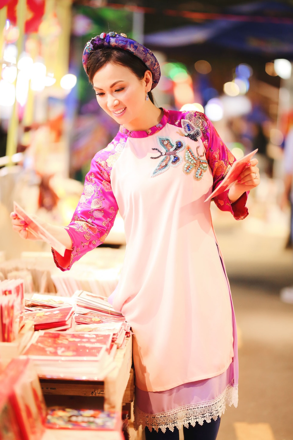 Dù đã lập gia đình và có hai con, người đẹp vẫn giữ được thần thái trẻ trung cùng vẻ đẹp “không tì vết”. Sự xuất hiện của cả hai mẹ con nữ ca sĩ đã thu hút sự chú ý ở những nơi họ đến.