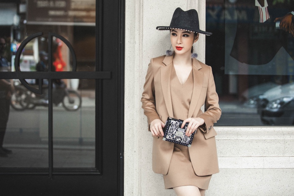 Angela Phương Trinh thích ăn thịt kho và bánh chưng ngày Tết - 3 Cô và ê-kíp còn khéo léo chọn những mẫu áo vest khoác ngoài cùng mũ rộng vành hợp thời trang.