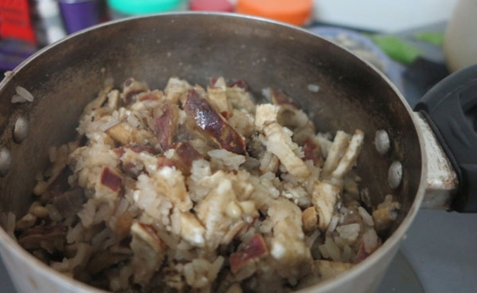 Dân dã, đậm đà khoai xéo xứ Nghệ - 1 Nguyên liệu làm khoai xéo bao gồm: khoai lang khô, nếp, lạc nhân, đậu, đường hoặc mật mía…