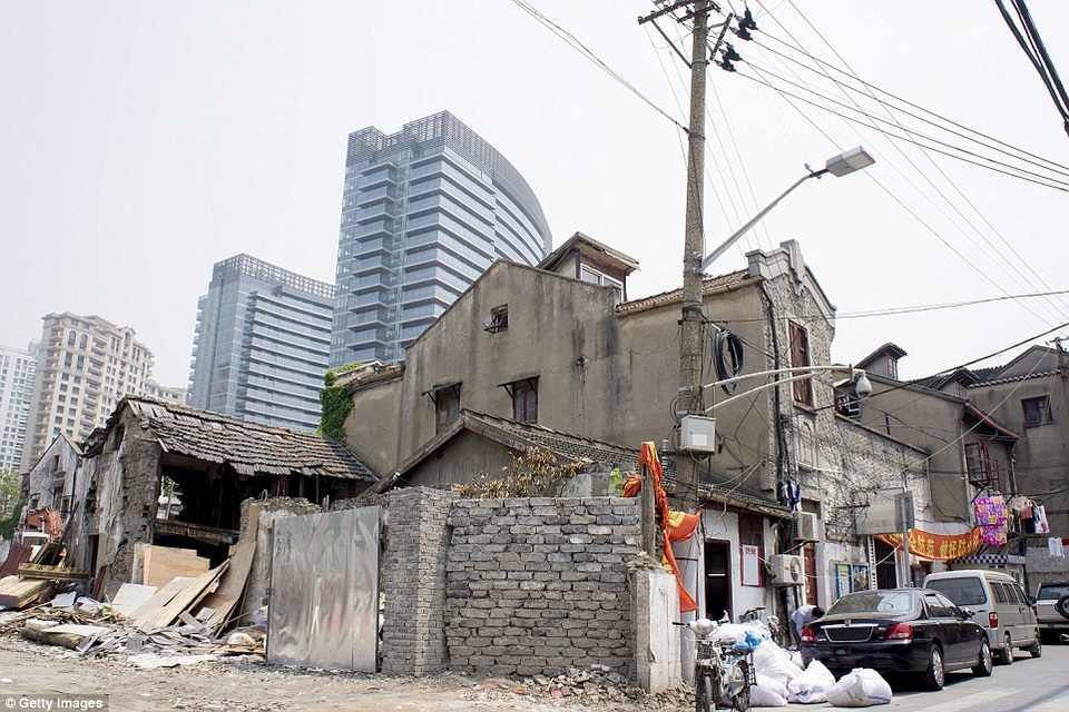 “Bức tường xấu hổ” phân chia hai thế giới giàu – nghèo khác biệt - 8 Tòa nhà cao ốc ở Thượng Hải đang xây dựng với tốc độ nhanh chóng mặt, thay thế các khu vực lụp xụp