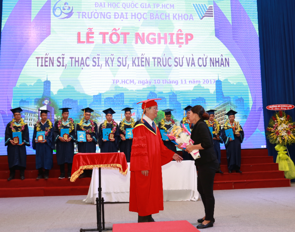 Xúc động hình ảnh mẹ nhận bằng thay con đã qua đời vì ung thư - 1 GS.TS Vũ Đình Thành, Hiệu trưởng trường nhà trường trao bằng cho mẹ em Nguyễn Dạ Trầm