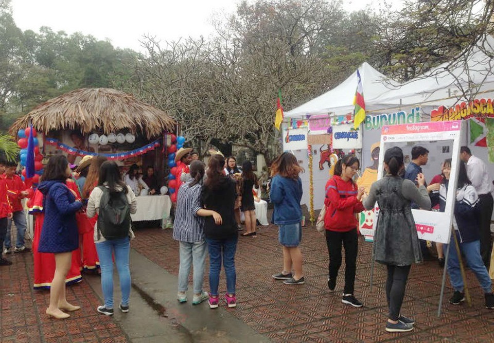 Khoa Ngôn ngữ và Văn hóa Pháp kỷ niệm 55 năm thành lập - 3
Khuôn viên khoa Pháp đa dạng sắc màu với nhiều hoạt động kỷ niệm 55 năm thành lập khoa và ngày Quốc tế Pháp ngữ.