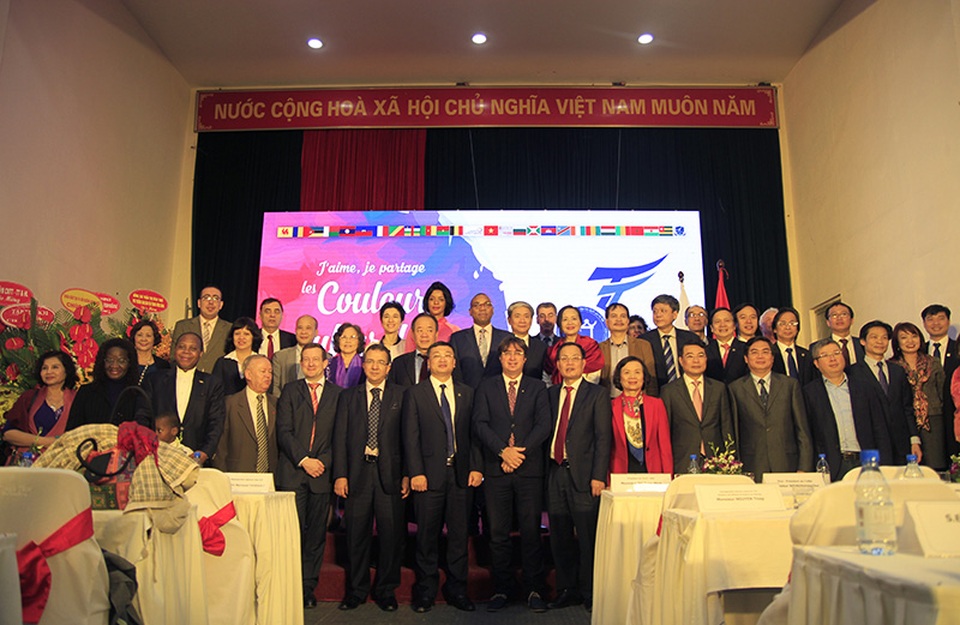 Khoa Ngôn ngữ và Văn hóa Pháp kỷ niệm 55 năm thành lập - 1
Các đại biểu tham dự buổi lễ chụp ảnh lưu niệm nhân kỉ niệm 55 năm thành lập khoa Ngôn ngữ và Văn hóa Pháp (ĐH Ngoại ngữ - ĐHQG Hà Nội)