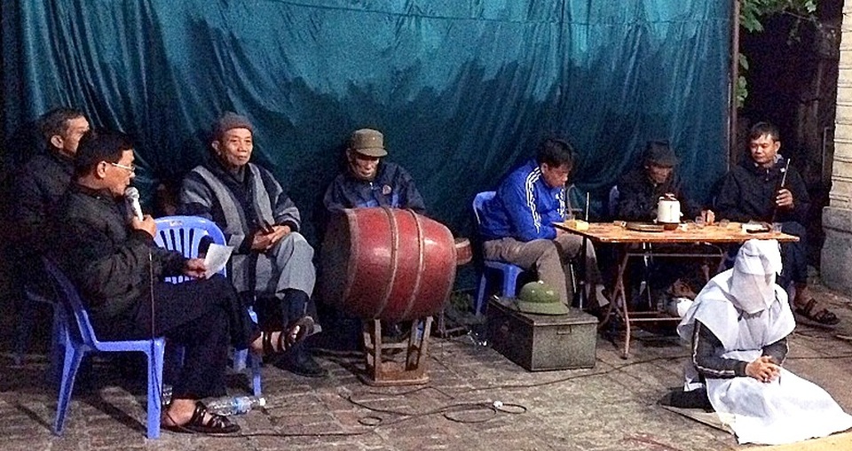 Nghe “khóc sĩ” kể về nghề bán nước mắt lấy tiền - 1
Ông Phạm Văn Chắt (ngoài cùng, bên trái) đang khóc thuê ở một đám hiếu.