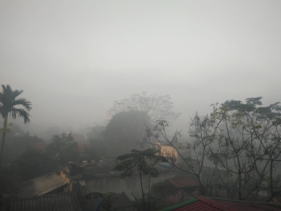 Hàng trăm hộ dân kêu cứu vì khói độc từ bãi rác - 4 Khói bụi từ việc đốt rác tra tấn dân