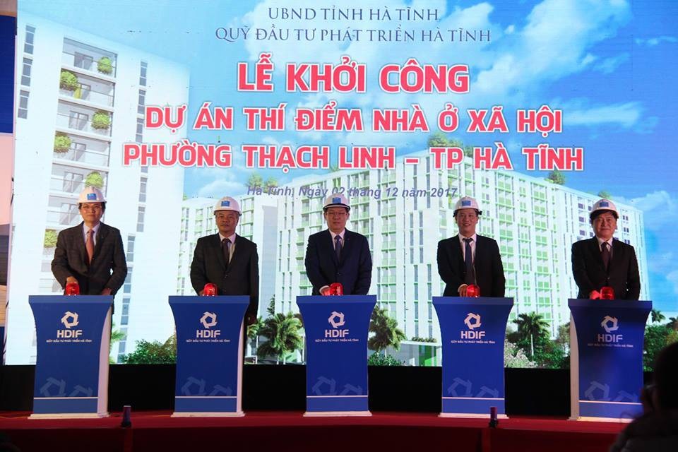 Hà Tĩnh khởi công dự án thí điểm nhà ở xã hội cho người có thu nhập thấp - 5 Các đại biểu ấn nút khởi công dự án