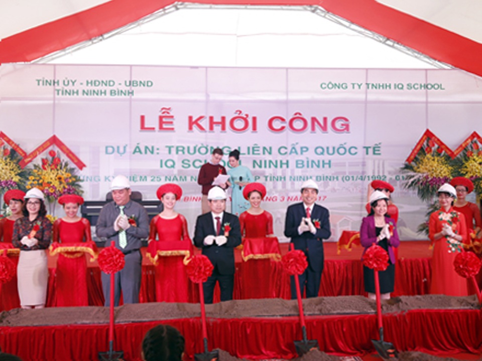 Khởi công dự án Trường liên cấp quốc tế IQ School Ninh Bình - 2 Ông Đinh Văn Điến, Phó Bí thư Tỉnh ủy, Chủ tịch UBND tỉnh và các đại biểu tiến hành khởi công công trình. (Ảnh: ĐL).