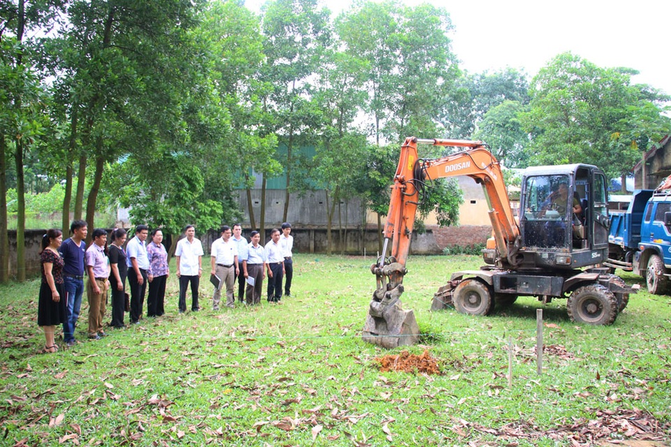 Khởi công xây dựng công trình phòng học Dân trí thứ 15 tại Thái Nguyên - 7 Các đại biểu chứng kiến lễ khởi công.