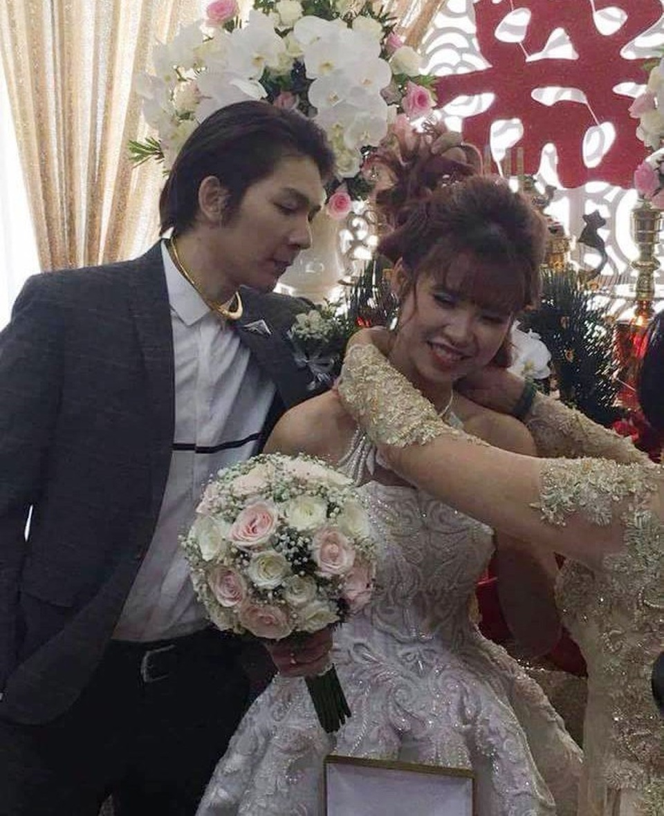 Khởi My - Kelvin Khánh bí mật tổ chức đám cưới; rước dâu bằng xe mô tô - 10 Khởi My nhận được quà từ mẹ của mình trong lễ cưới chính thức