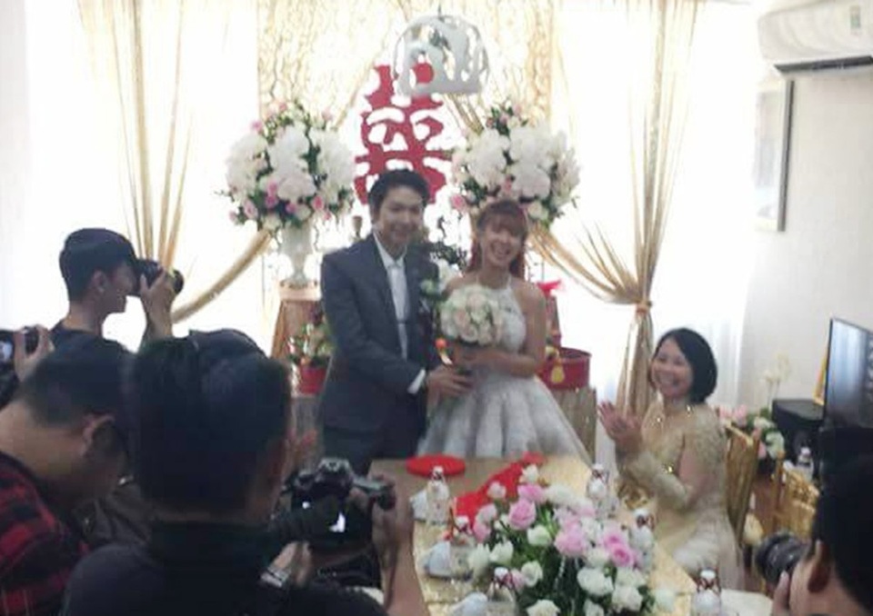 Khởi My - Kelvin Khánh bí mật tổ chức đám cưới; rước dâu bằng xe mô tô - 11 Hai bạn trẻ vô cùng hạnh phúc trong ngày cưới với sự chúc phúc của gia đình và người thân.