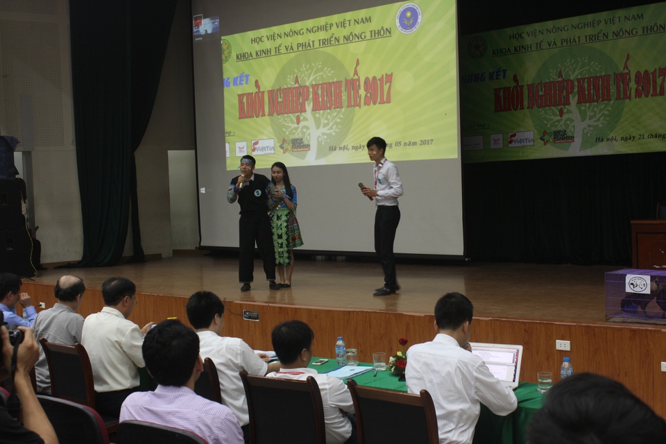 Đặc trưng vùng miền là lợi thế khởi nghiệp cho sinh viên - 1
Các thí sinh trong trang phục dân tộc thuyết trình dự án
