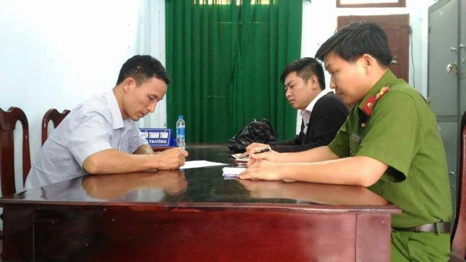 Vụ lật xe khách khiến 2 người thiệt mạng: Khởi tố, tạm giam tài xế - 3 Lợi (áo trắng) tại cơ quan điều tra
