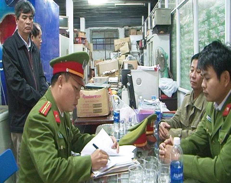 Khởi tố nữ Chủ nhiệm Hợp tác xã có tiếng tại Huế - 1 Cơ quan Cảnh sát điều tra Công an tỉnh Thừa Thiên Huế (Phòng Cảnh sát kinh tế) tống đạt quyết định khởi tố vụ án, khởi tố bị can