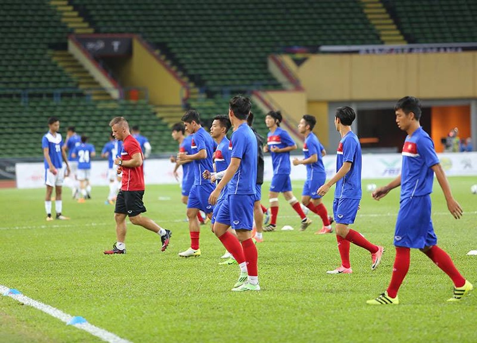 
Các tuyển thủ U22 Việt Nam khởi động trước trận đấu
