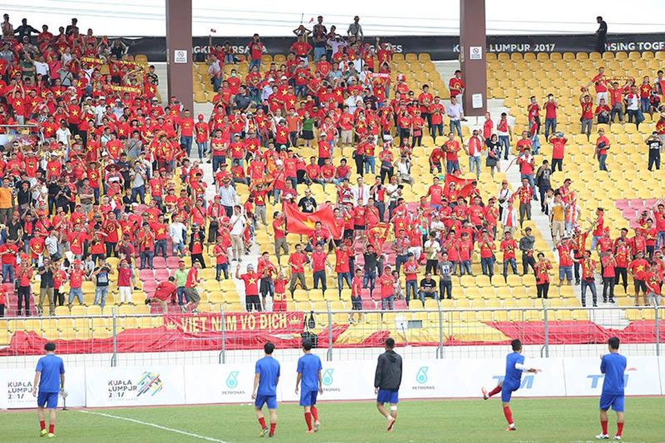 Thua đậm Thái Lan, U22 Việt Nam chia tay SEA Games 29 - 15
Khán giả Việt Nam đến sân Selayang cổ vũ U22 Việt Nam