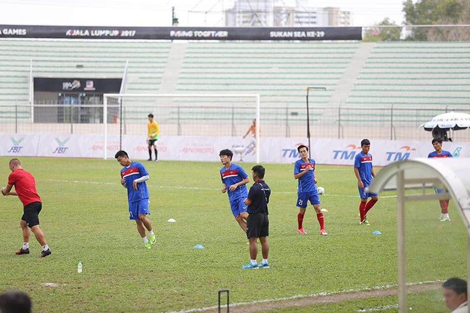 Thua đậm Thái Lan, U22 Việt Nam chia tay SEA Games 29 - 13
Cầu thủ U22 Việt Nam khởi động trước trận đấu