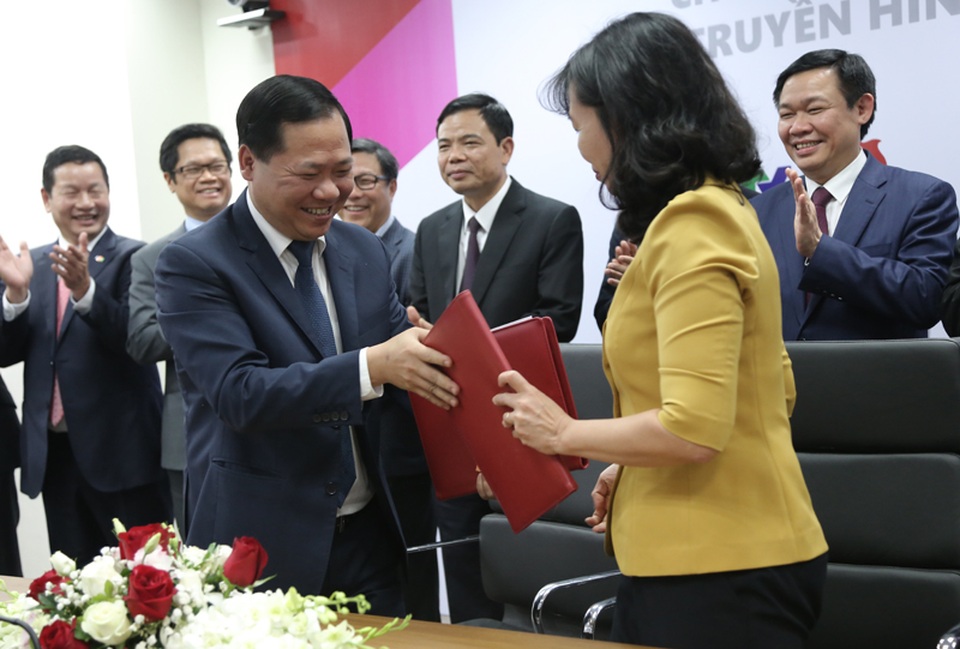 Công bố chương trình “Quốc gia khởi nghiệp” dành cho bạn trẻ Việt - 3
Tại buổi lễ, đại diện Hội Liên hiệp thanh niên Việt Nam ký thỏa thuận hợp tác với Ban Thời sự, Đài THVN để triển khai chương trình Quốc gia khởi nghiệp.