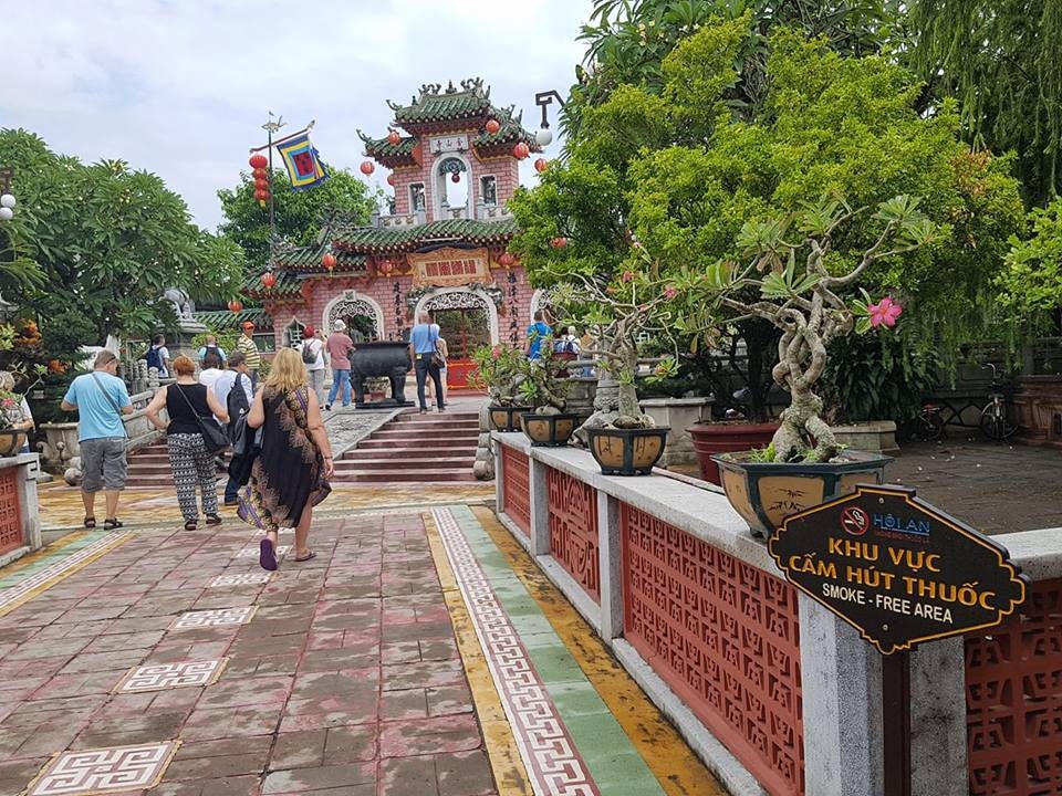Xử phạt hàng trăm triệu vi phạm môi trường không khói thuốc - 1 Các biển báo khu vực cấm hút thuốc được gắn rất phổ biến ở Hội An. Ảnh: H.Hải