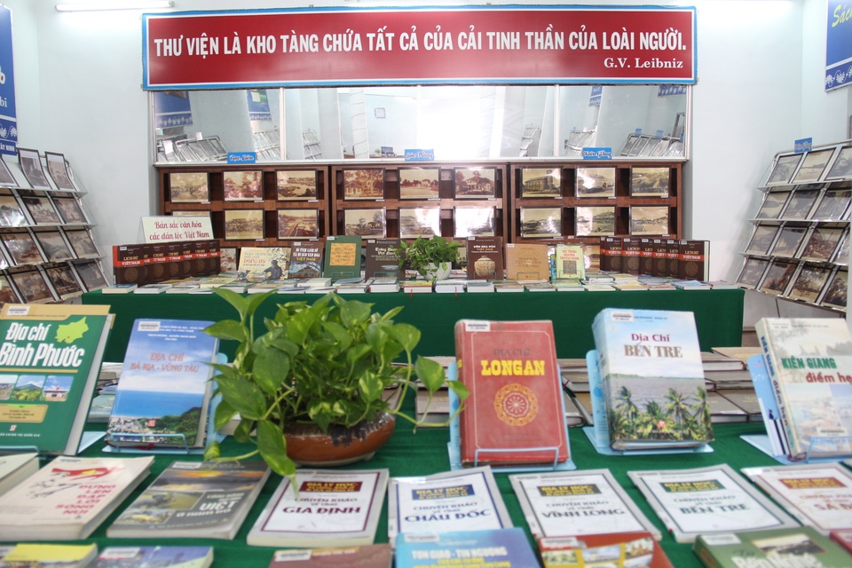 2 bộ tem về cuộc đời và sự nghiệp Chủ tịch Hồ Chí Minh - 12 Không gian bài trí về sách và hình ảnh rất bắt mắt, đây là hoạt động ý nghĩa đáp ứng nhu cầu tinh thần của người dân trong dịp lễ trọng đại của đất nước
