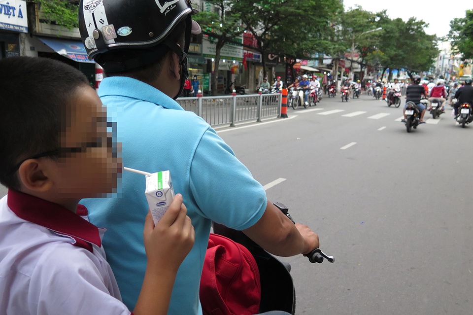 Ai đang tước đoạt giờ chơi của trẻ? - 1 Không hiếm gặp cảnh học sinh phải ăn, uống trên đường đi học