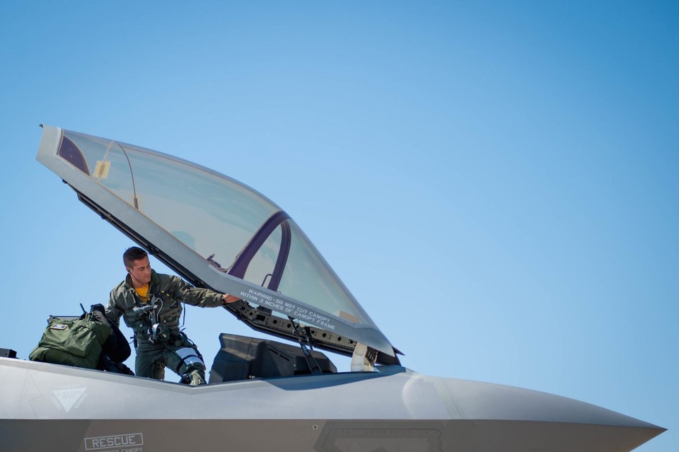 Choáng ngợp “tầm phủ sóng” của Không quân Mỹ năm 2017 - 13 Máy bay chiến đấu F-35 Lightning II tại căn cứ không quân Luke ở Arizona, Mỹ hồi tháng 7.