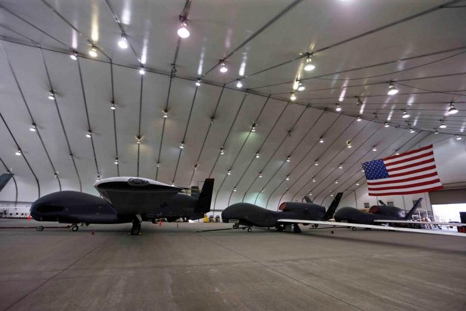 Phi đội "chim sắt" của Mỹ tham gia chiến dịch không kích IS - 3
Các máy bay do thám không người lái RQ-4 Global Hawk đậu tại một căn cứ ở Vịnh Ả-rập.